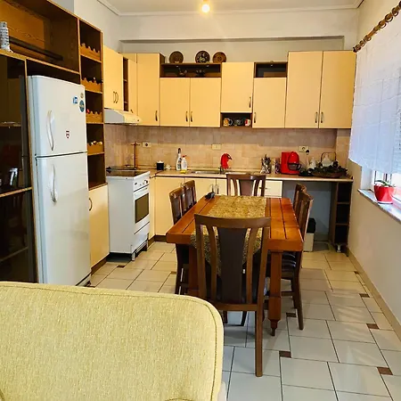 Downtown Apartment 2 Bedroom Ac Wifi Τίρανα